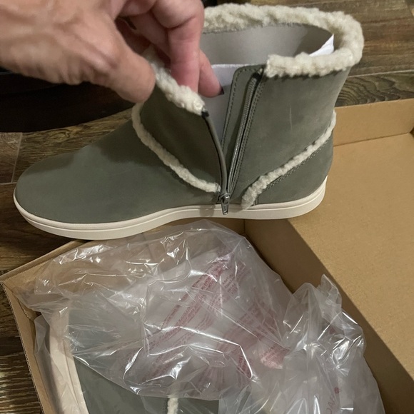 NWT Clarks Cloudsteppers Faux Fur Ankle Boots Olive Taupe Size 10M - Picture 3 of 5